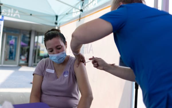 西部カリフォルニア州で８月１７日、ワクチン接種を受ける女性＝ロイター
