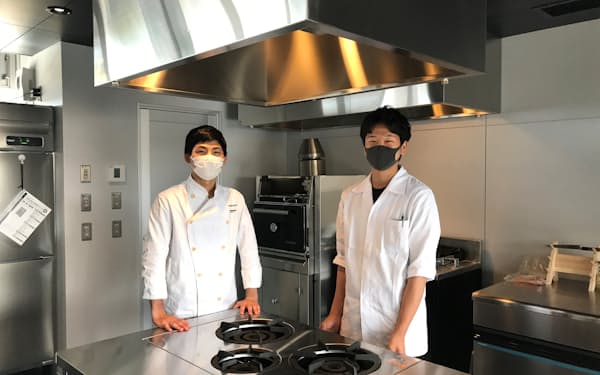 金沢市内の飲食店に就職した高橋さん（左）とインターンシップに参加する小原さん