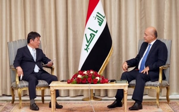 イラクのサレハ大統領（右）と会談する茂木外相＝外務省提供