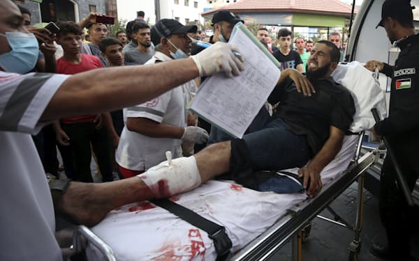 21日のガザ地区でのデモでは負傷者が相次いだ＝AP