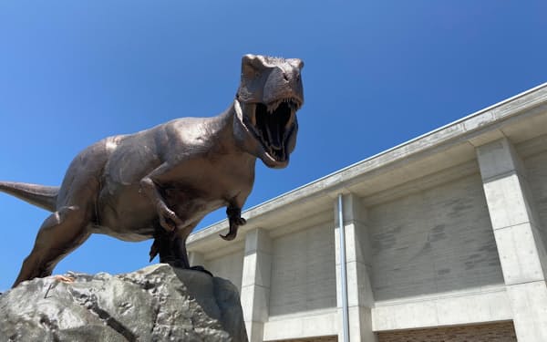 恐竜博物館の前に飾られるティラノサウルスの彫像（長崎市）