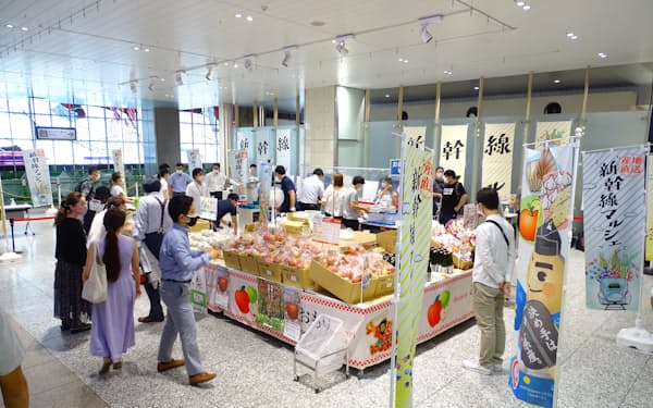輸送した果物などはＪＲ大宮駅で販売した（23日）