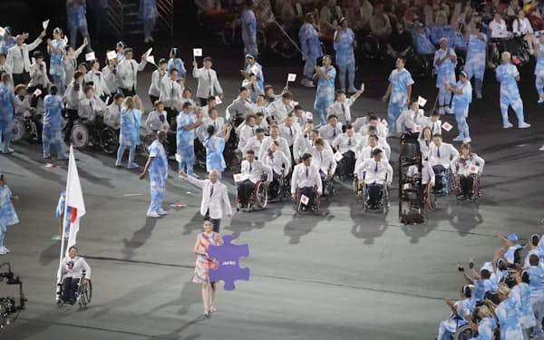 リオデジャネイロ・パラリンピックの開会式で入場行進する日本選手団。旗手は車いすテニス女子の上地結衣選手(2016年9月)