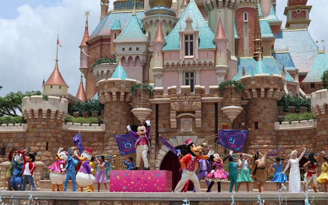 香港テーマパーク 地元客狙う ディズニーが屋外ショー 日本経済新聞 香港テーマパーク 地元客狙う ディズニーが屋外ショー 日本経済新聞