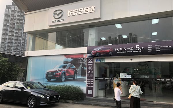 マツダの中国での新車販売は落ち込みが続いている（広東省広州市の販売店）