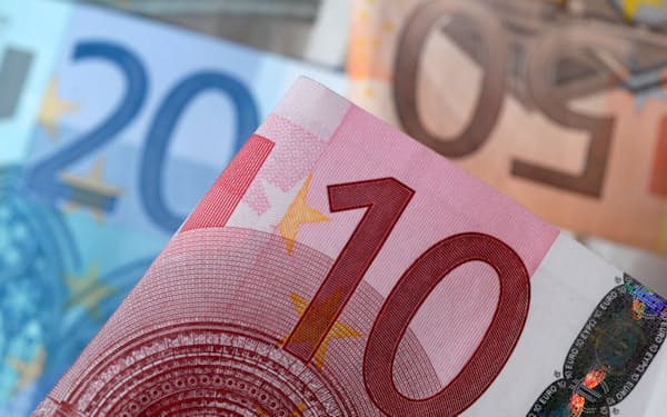 FILE PHOTO: A picture illustration of euro banknotes, April 25, 2014.    REUTERS/Dado Ruvic/File Photo