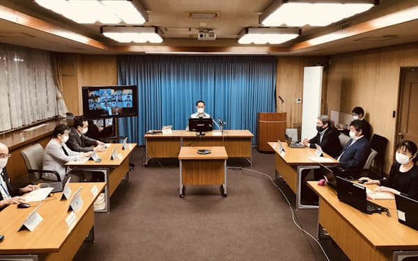 新型コロナウイルスに関する専門家会議に出席する埼玉県の大野元裕知事（写真中央上、埼玉県庁）