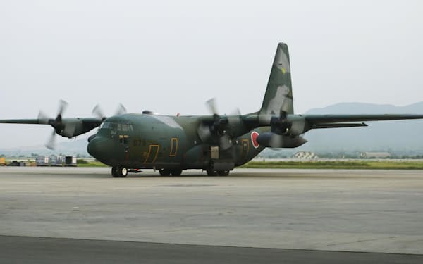 　パキスタンのイスラマバード国際空港に到着した航空自衛隊のC130輸送機＝25日（共同）