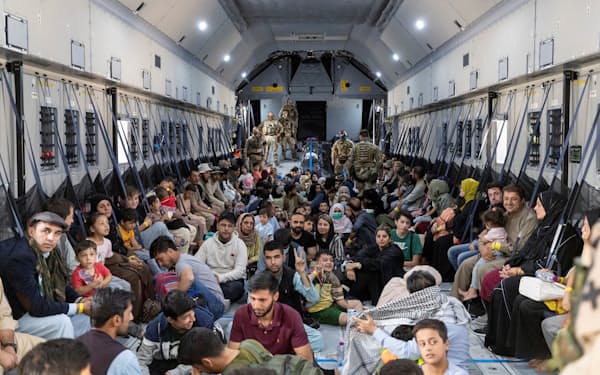 独空軍の輸送機でアフガニスタンから退避した人々＝ロイター（タシケント）