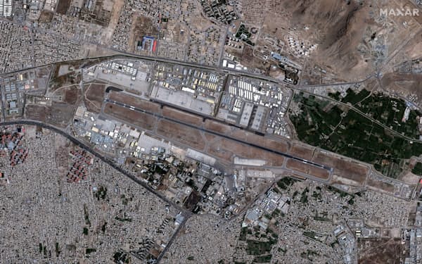 　カブールにある空港の衛星写真＝24日（MAXAR　TECHNOLOGIES提供、ロイター＝共同）