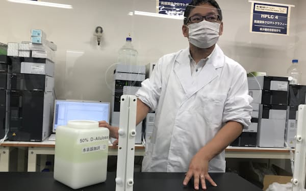 水素添加反応をさせた後の希少糖が香川大学農学部に納品された（８月27日、香川県三木町）