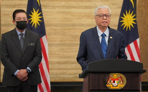 閣僚人事を発表するイスマイルサブリ首相（27日、クアラルンプール近郊）＝マレーシア政府提供