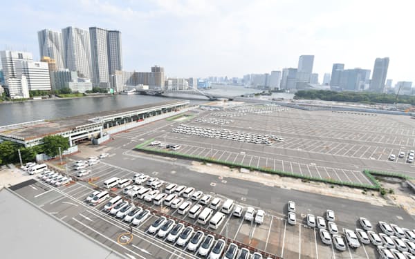 東京五輪・パラリンピックで車両基地となる「築地デポ」に駐車された大会関係車両（５月、東京都中央区）