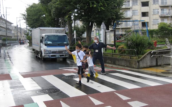 8月3日、横浜市緑区中山町の市道で、ハンプ上に敷設された横断歩道を渡る小学生