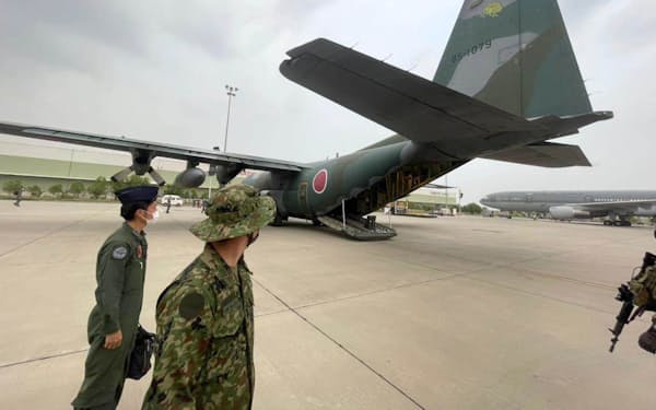 　27日、パキスタン・イスラマバードの空港に到着した航空自衛隊の輸送機（共同）