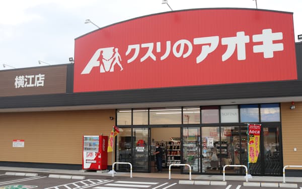生鮮品や焼きたてパンを扱う「中型店」を展開する（石川県白山市にある店舗）