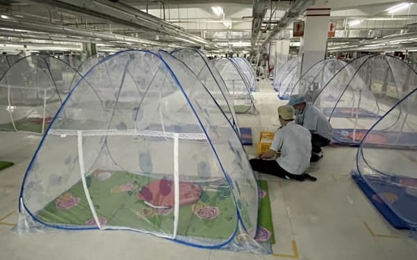 工場内に個人用テントを設置し、操業を続けている企業も多い（南部ビンズオン省）＝国営ベトナム通信