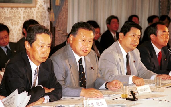 森喜朗政権はIT国家戦略の策定を決めた（2000年8月30日、首相官邸）