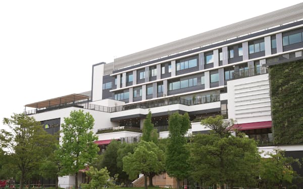 1~3階の商業施設の上にオフィス棟を建設した