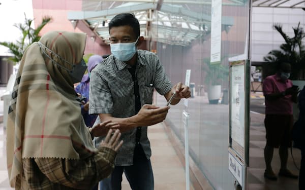 インドネシアの首都ジャカルタのショッピングモールの入場には新型コロナウイルスのワクチン接種証明が必要になった（8月13日）＝ロイター