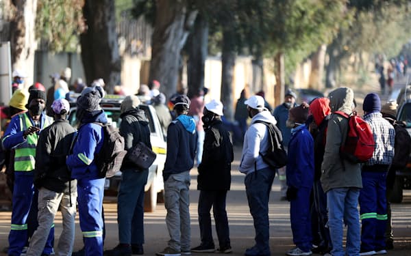 アフリカでは社会保障を受ける人の割合が低い（６月、南アフリカの失業者）＝ロイター