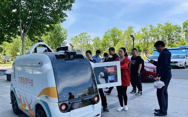中国の十数都市で無人車両によるテークアウトサービスを開始している＝企業提供