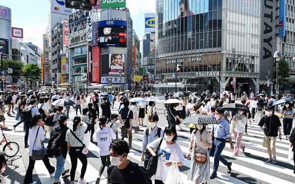 東京・渋谷を歩くマスク姿の人たち
