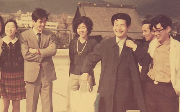京大大学院修了の日に研究室のメンバーと(右から3人目が筆者)