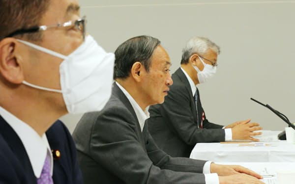 気候変動対策推進のための有識者会議であいさつする菅首相（２日、首相官邸）