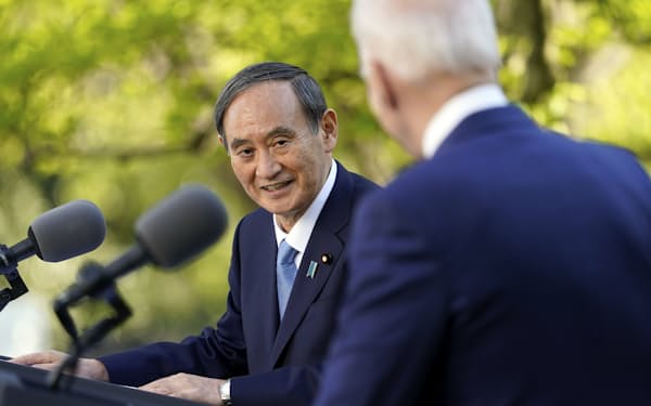 欧米メディアも菅首相の退陣意向を速報した(写真は４月、ワシントンで開かれた日米首脳会談)＝ＡＰ
