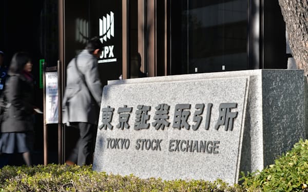 東京証券取引所に入る人たち。間もなくソフトバンク株の取引が始まります（１９日午前８時２２分、東京都中央区）
