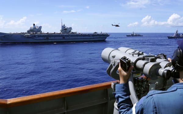 海上自衛隊の護衛艦いせから見る英海軍の空母クイーン・エリザベス（左、8月24日、沖縄の南方）＝共同