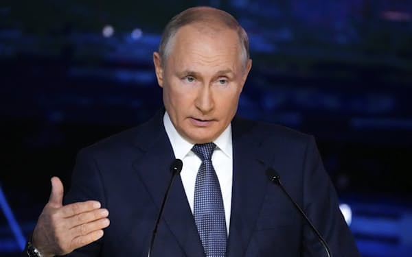 3日、東方経済フォーラムで演説するロシアのプーチン大統領＝AP
