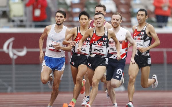 男子1500メートル（知的障害）　力走する岩田悠希（左から3人目）、赤井大樹（同2人目）。そろって入賞を果たした＝共同