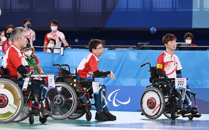 チームの3位決定戦で、勝利が確定した後の藤井(中央)の投球。「試合ができてありがとうの気持ちで」投げたという チームの3位決定戦で、勝利が確定した後の藤井(中央)の投球。「試合ができてありがとうの気持ちで」投げたという