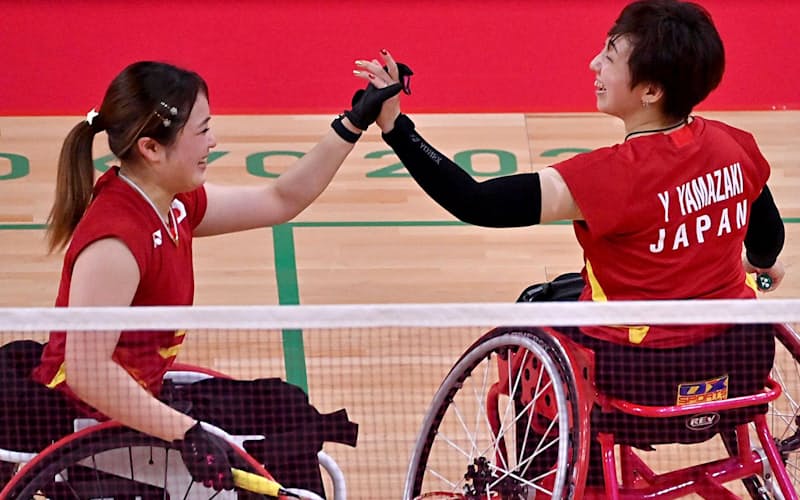 決勝で得点し、喜ぶ里見(左)山崎組 決勝で得点し、喜ぶ里見(左)山崎組