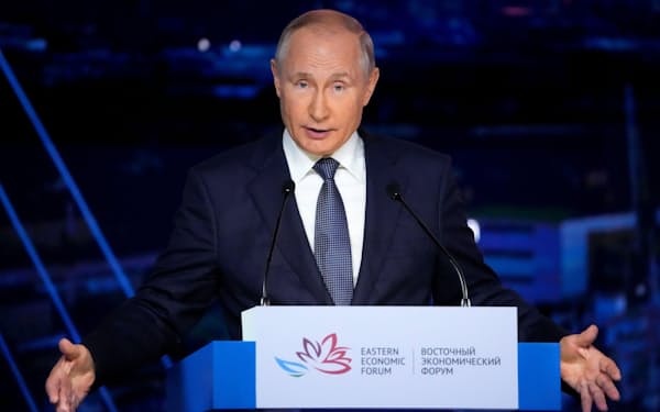 　3日、ロシア極東ウラジオストクで開かれた「東方経済フォーラム」で発言するプーチン大統領（ロイター＝共同）