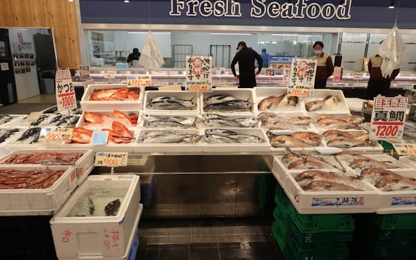 鮮魚1尾まるごと売りなど生鮮を強化してきた
（静岡県にある「バロー井口店」）