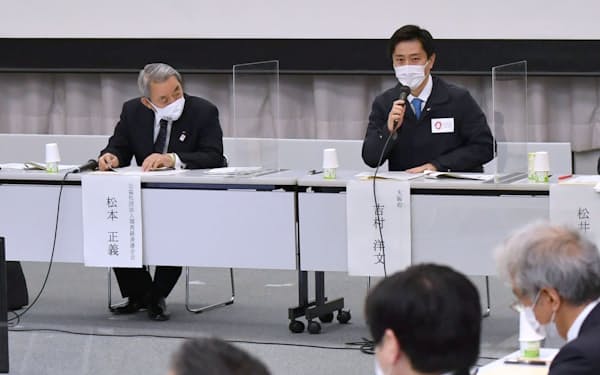 国際金融都市OSAKA推進委員会で発言する吉村大阪府知事（右）。左は会長に選出された関経連の松本会長（29日午前、大阪府庁）
