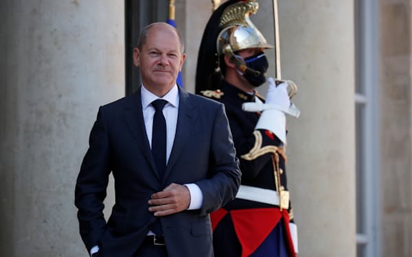 パリのエリゼ宮に到着した独社民党の首相候補、ショルツ財務相（6日）=ロイター