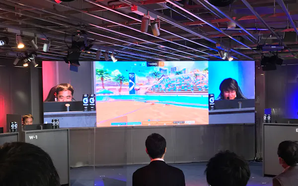 スタジアムでの対戦の様子は、大型モニターなどに映し出される(福岡市)