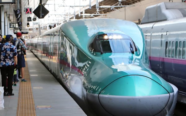 ＪＲ東日本の新幹線の売り上げは伸び悩んでいる。（写真は東北・北海道新幹線の「はやぶさ」、ＪＲ東京駅）