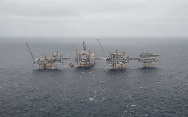 ノルウェーは西欧最大の産油国だ（北海に位置する油田）=ロイター
