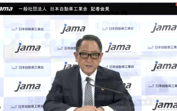 オンラインで記者会見する日本自動車工業会の豊田章男会長(2021年6月)