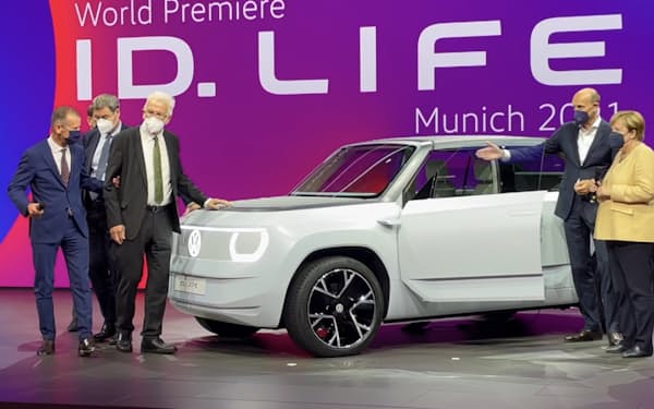 VWの「ID.LIFE」の説明を受けるメルケル首相（7日、ミュンヘン自動車ショー）