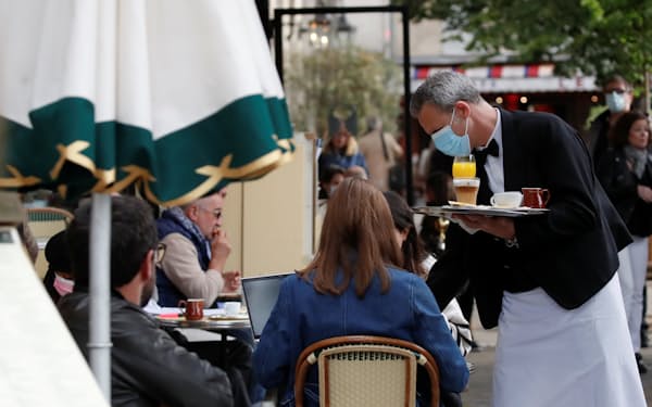 営業を再開した飲食店は人手不足に直面する（パリのカフェ）＝ロイター