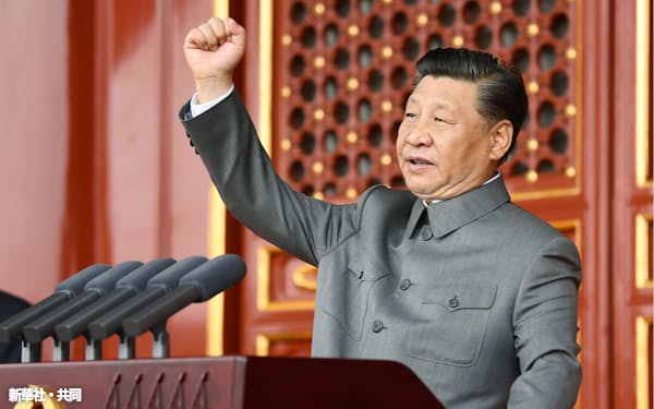 中国共産党創建100年を記念する祝賀大会で演説する習近平国家主席(北京の天安門)=新華社・共同