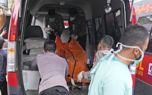 火災による犠牲者は身元確認のため警察病院へと移送される（８日、ジャカルタ郊外）＝AP