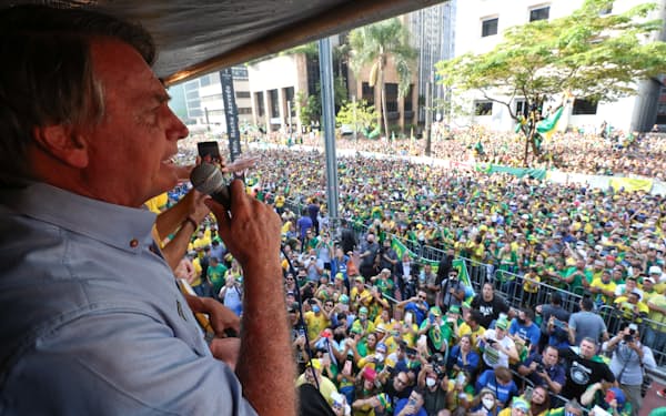 支持者を前に演説するボルソナロ大統領（7日、サンパウロ）＝ブラジル大統領府提供