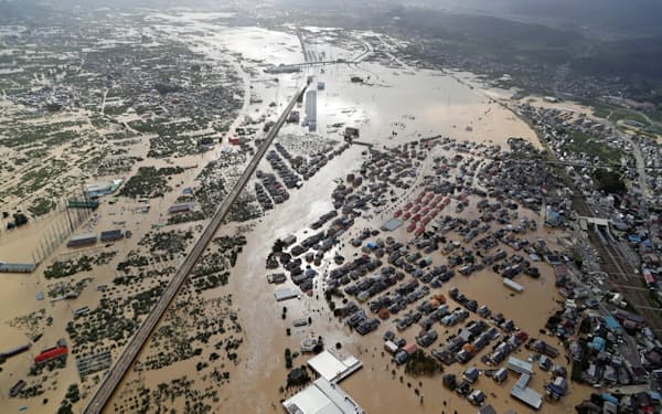 千曲川の堤防が決壊して大規模浸水した市街地（2019年10月13日、長野市）